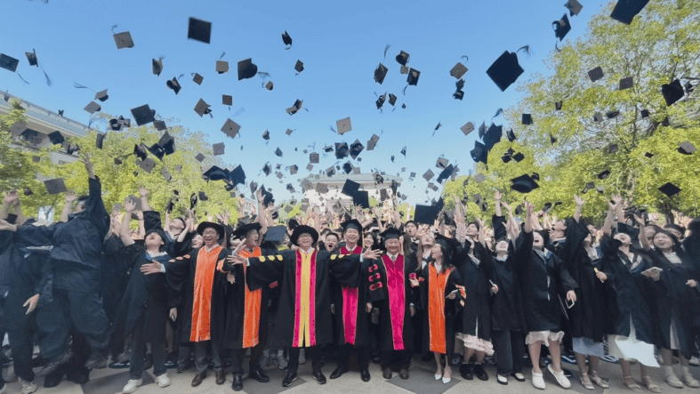 民辦高校首現(xiàn)紅學(xué)專題特藏,武院畢業(yè)典禮揭幕華中最大民辦典籍庫_武漢